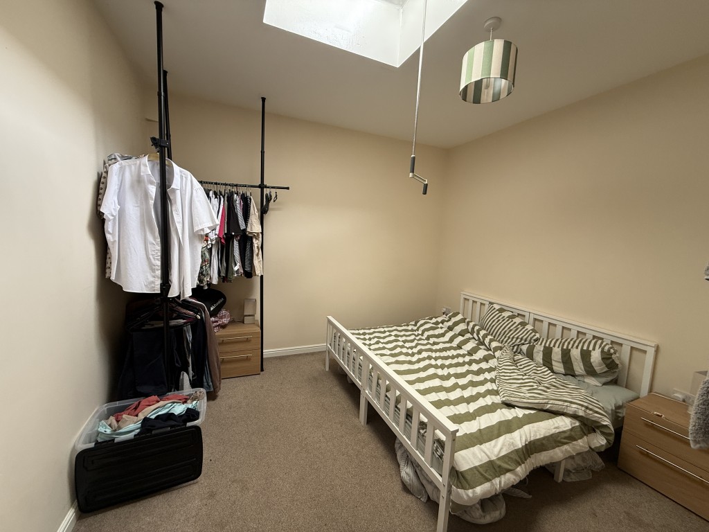 Lot: 47 - MIXED RESIDENTIAL AND COMMERCIAL TOWN CENTRE INVESTMENT - Flat 2 bedroom with skylight window